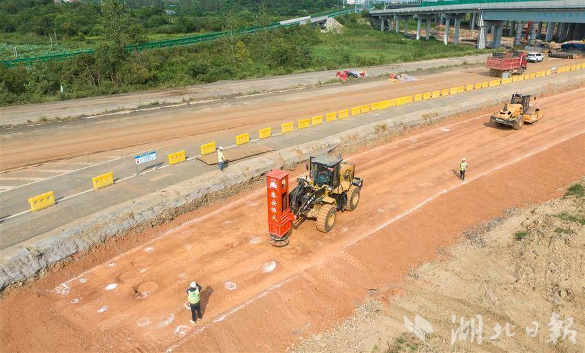 恒大機械高速液壓夯實機用于武黃高速改擴建工程進入主線路基施工